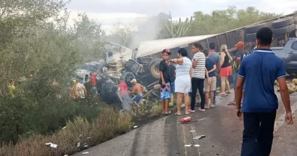 Tragédia na BR-116: colisão entre van e caminhão deixa 16 mortos no interior da Bahia 